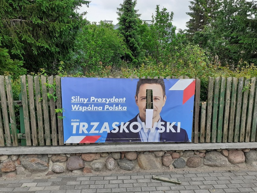 Wybory Prezydenta RP 2020. W Suwałkach zniszczono plakaty kandydata Koalicji Obywatelskiej Rafała Trzaskowskiego [Zdjęcia]