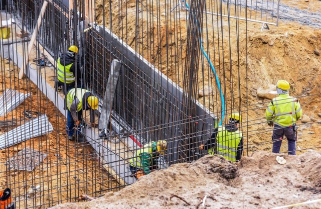 Park wodny powstaje przy Zespole Szkół Ogólnokształcących nr 5  przy ul. Szarych Szeregów na bydgoskich Kapuściskach. 

Na bydgoskich Kapuściskach w końcu powstanie park wodny. I nie tylko tam

Budowana właśnie hala pomieści m.in.  basen o wymiarach 25x12,5 m, nieckę rekreacyjną ze sztuczną rzeką,jacuzzi i brodzik dla dzieci o głębokości 30 cm z tzw.  grzybkiem wodnym. Będzie też 50-metrowa zjeżdżalnia rurowa, trybuny dla widzów na 105 miejsc. 

Na piętrze znajdzie się m.in, sala do fitness i  siłownia. Z basenu będzie można korzystać od początku 2019 roku.


Info z Polski - przegląd najciekawszych informacji z kraju [15.02.2018]

