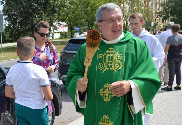 Ksiądz Mieczysław Kucel podczas święcenia pojazdów w święto świętego Krzysztofa