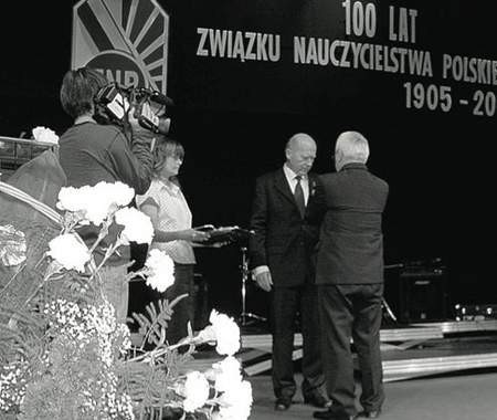 Grzegorz Sikora został odznaczony Srebrnym Krzyżem Zasługi.
