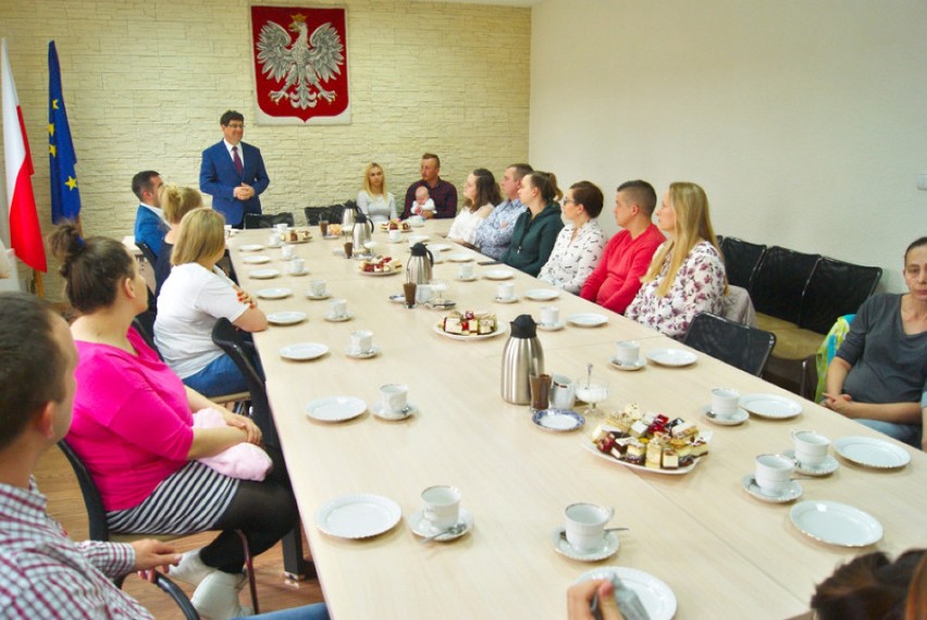 Wójt Robert Łoza w Urzędzie Gminy spotkał się z młodymi rodzicami