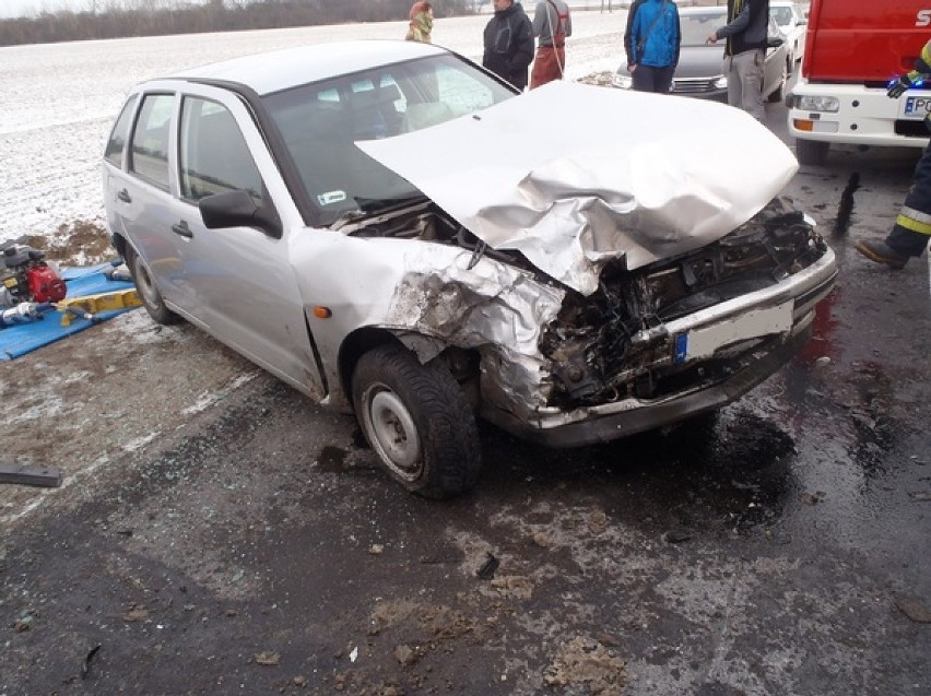 Wypadek w Niechanowie z udziałem trzech samochodów