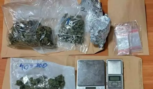 Policjanci zabezpieczyli dużą ilość narkotyków, w tym marihuanę i mefedron.