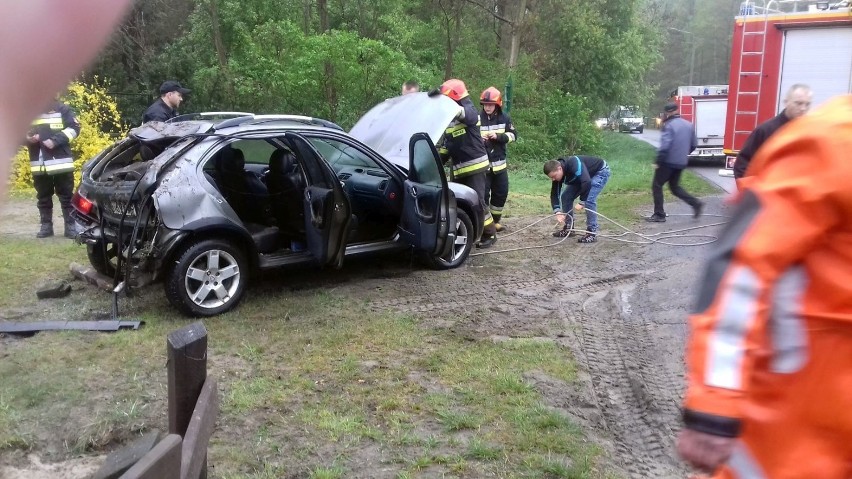 Pod Wieruszowem auto wpadło do stawu. Kierująca i jej dzieci zdołały same wyjść z pojazdu [ZDJĘCIA]