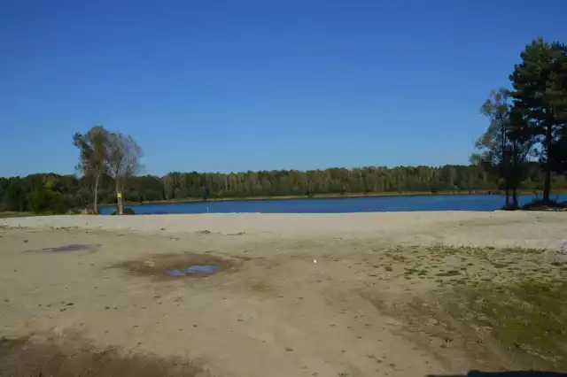 Tak po sezonie wygląda miejska plaża na Gryżycach. Nie ma płotu, kontenerów na śmieci, ani urządzeń