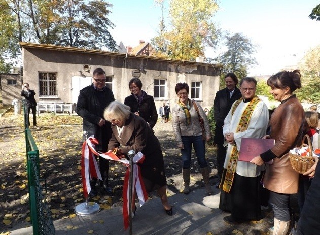 Ruda Śląska: W Orzegowie przy ul. Huloka otwarto nowy plac zabaw. To zasługa &quot;Młodzieży z Misją&quot;