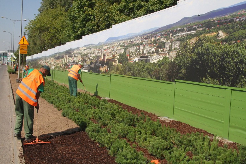 Baner z panoramą Kielc wisi już na ekranie akustycznym przy...