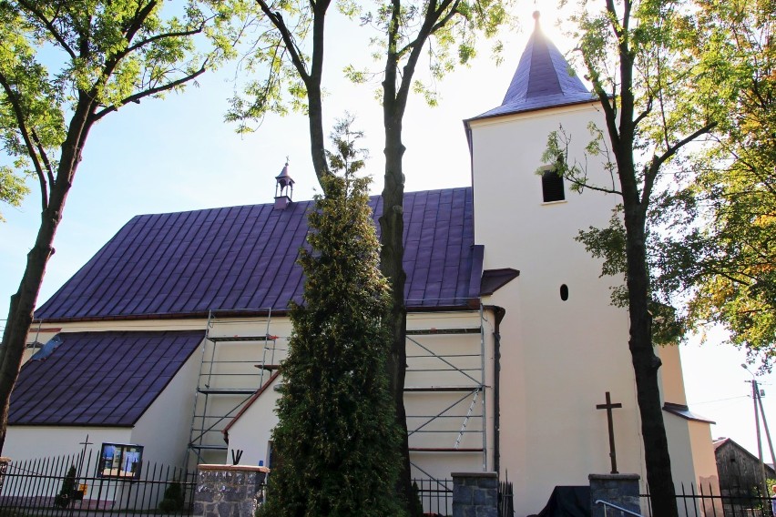 Gotycki kościół w podwieluńskiej Dąbrowie z nową elewacją [FOTO]