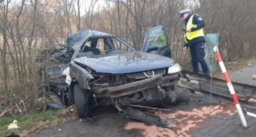 Auto osobowe zostało mocno uszkodzone