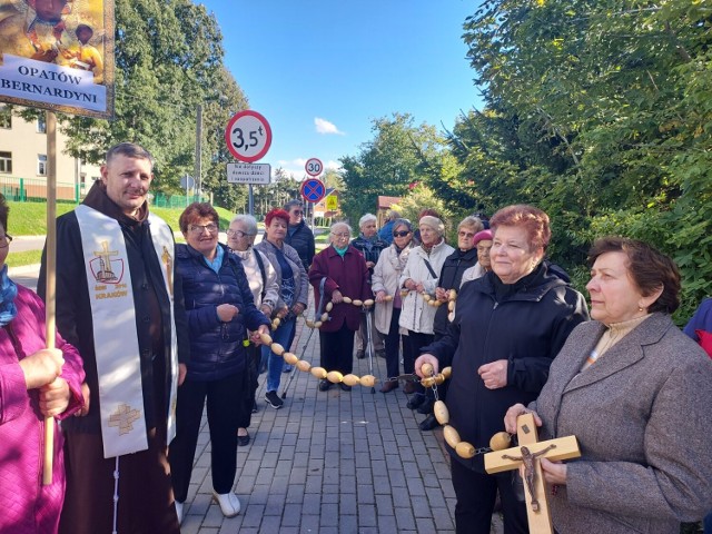 Koronka do Bożego Miłosierdzia na ulicach miast - Bernardyni Opatów. Więcej na kolejnych zdjęciach.