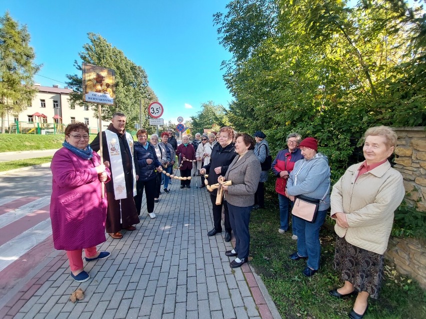 Koronka do Miłosierdzia Bożego. W Opatowie modlono się na skrzyżowaniu ulic Mickiewicza i Ćmielowskiej oraz przy Bramie Warszawskiej 
