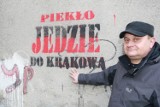 Nowy Sącz. Mieszkańcy skarżą się na kibiców Sandecji. Napisy na murach szpecą miasto