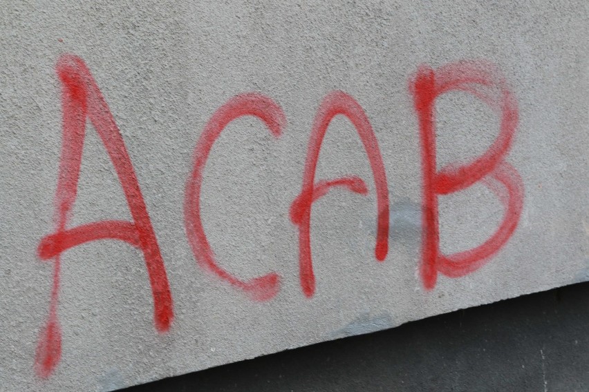 Nowy Sącz. Mieszkańcy skarżą się na kibiców Sandecji. Napisy na murach szpecą miasto