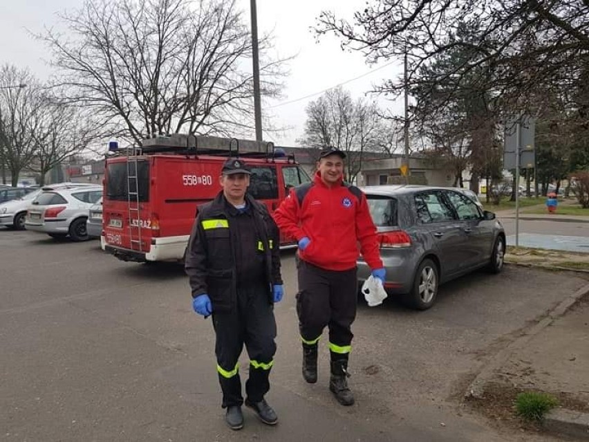 Strażacy z Dąbrowy robią zakupy seniorom i osobom...