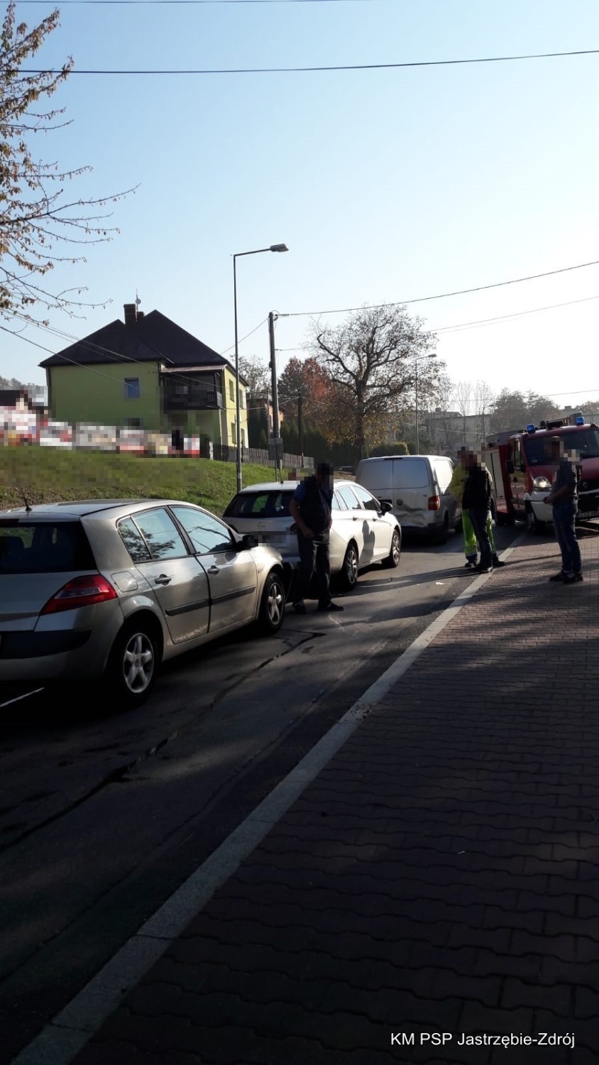Jastrzębie: karambol przed przejściem dla pieszych na ulicy Pszczyńskiej. Zderzyły się 4 samochody ZDJĘCIA