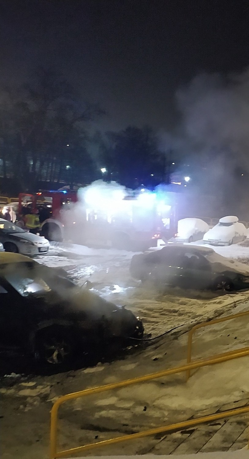 Lębork. Nocny pożar BMW na parkingu w pobliżu sądu. Policja mówi o podpaleniu