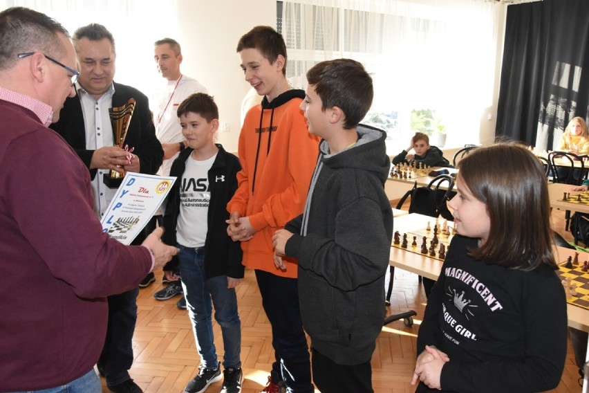 Zawody powiatowe w szachach drużynowych w PMDKiS w Wieluniu