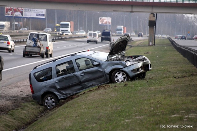 W zdarzeniu brały udział dwa auta: Dacia oraz Ford (niewidoczny na zdjęciach) Fot. Tomasz Kolowski