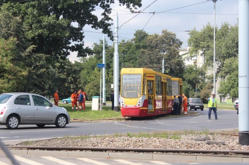 Tramwaj wykoleił się na Rondzie Lotników Lwowskich [zdjęcia]