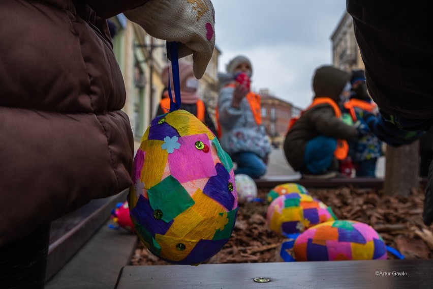 Wielkanoc 2021 w Tarnowie. Pisankowy desant na tarnowskiej Starówce. Kolorowe, wielkanocne ozdoby przystroiły Tarnów [ZDJĘCIA]