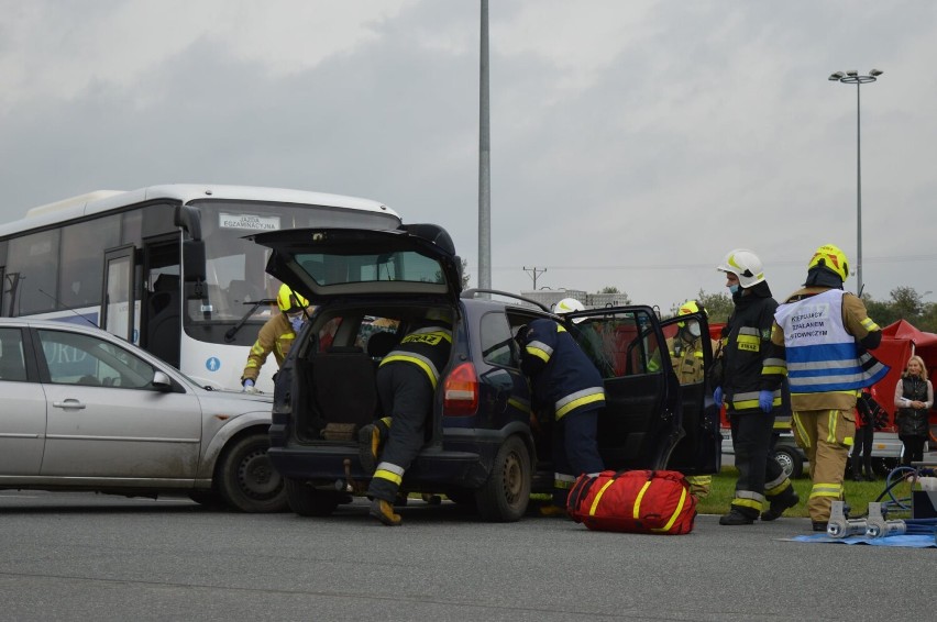 Wypadek autokaru wiozącego dzieci. Ćwiczenia strażaków i policjantów na Autodromie w Pszczółkach |ZDJĘCIA