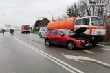 Poważny wypadek w Świętoszówce: ciężarówka zderzyła się z samochodem osobowym. Ranna 73-letnia kobieta