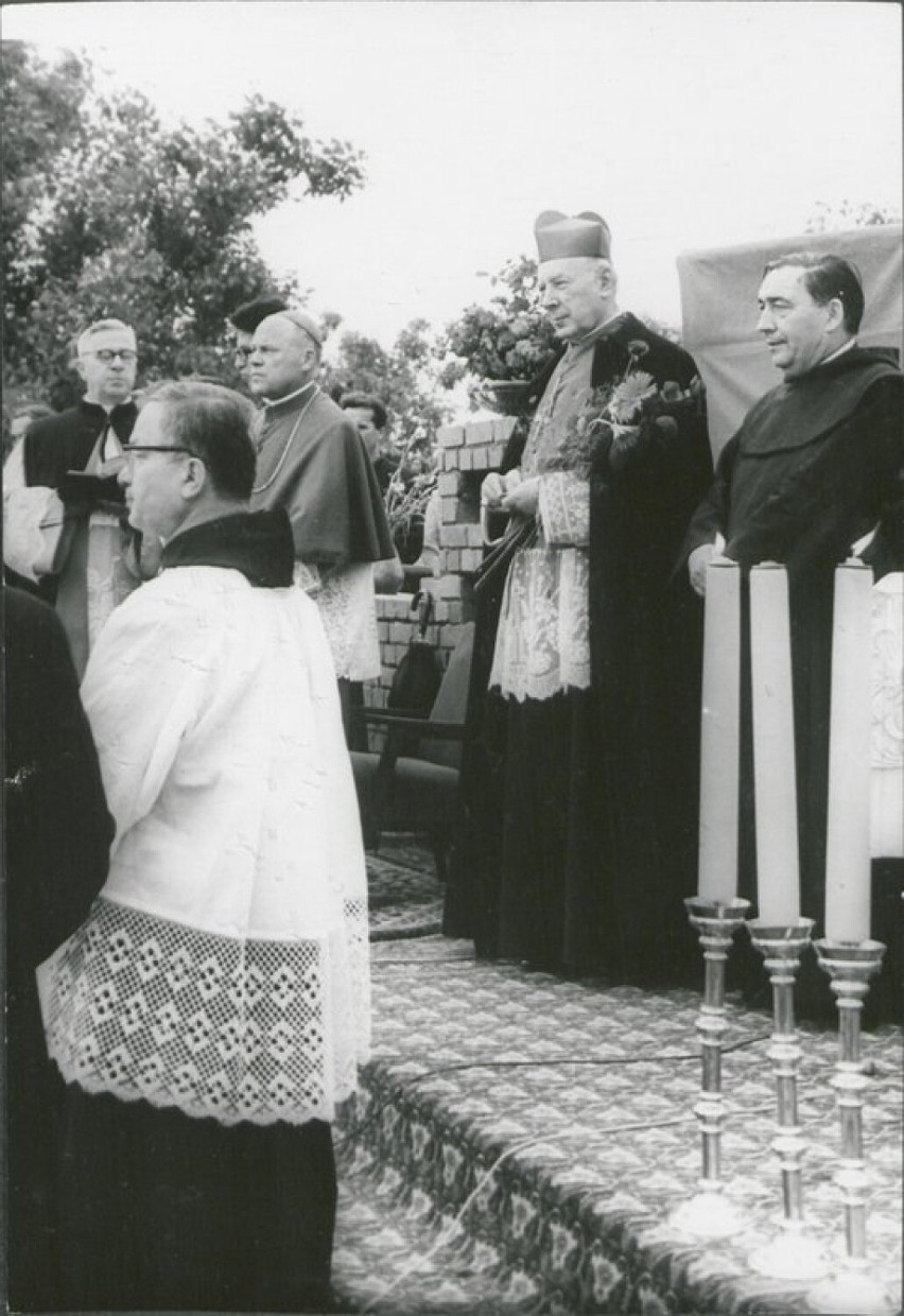Uroczystość poświęcenia kamienia węgielnego pod budowę klasztoru karmelitanek bosych w Niedźwiadach k. Kalisza w dniu 21 VI 1971 r.