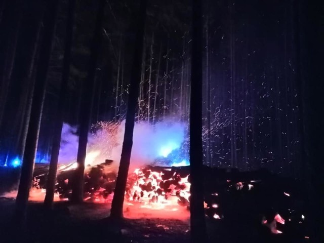 Akcja gaśnicza trwała wiele godzin. Jak poinformowali strażacy, do bazy wrócili po blisko dziesięciu godzinach działań.