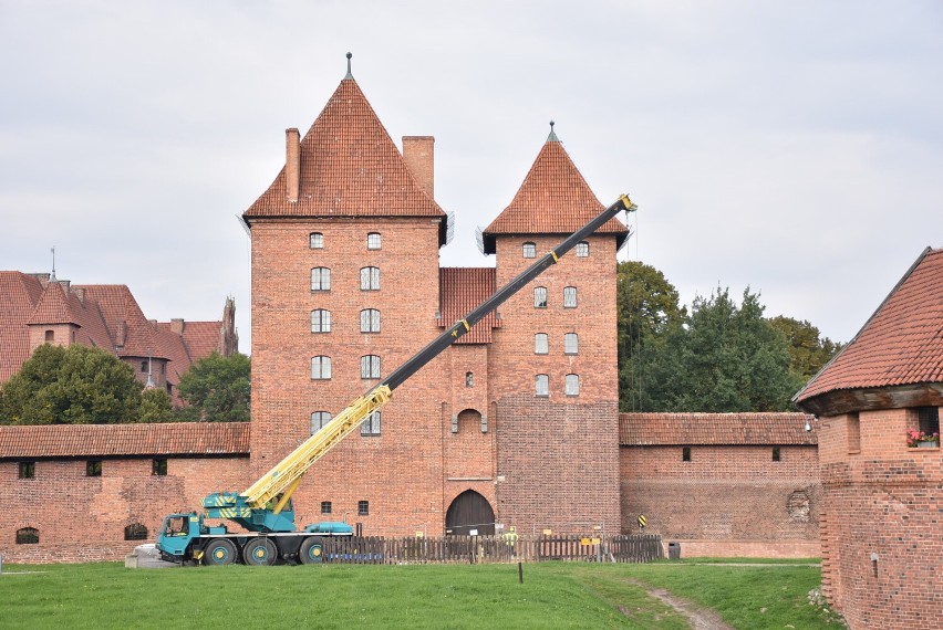 Malbork. Na mostku przy zamku prace zostały wznowione. Wykonawca wreszcie doczekał się drewna