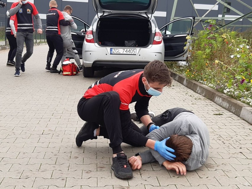 Tłum ratowników w Goleniowskim Parku Przemysłowym. Wypadek samochodowy, otwarte złamanie nogi, reanimacja