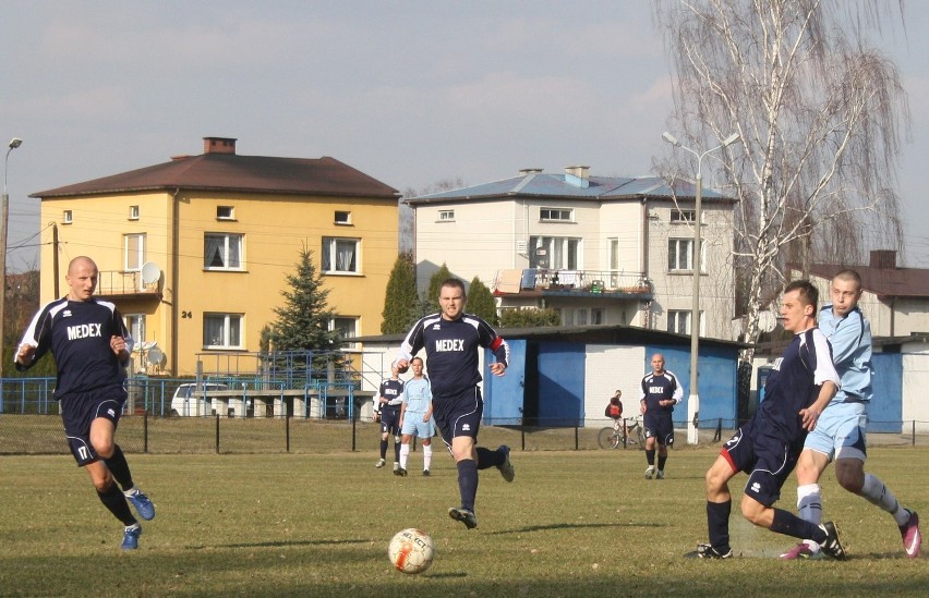 Klasa okręgowa: na początek rundy wiosennej Strażak Nowa Wieś lepszy od Unii Strzemieszyce (FOTO)