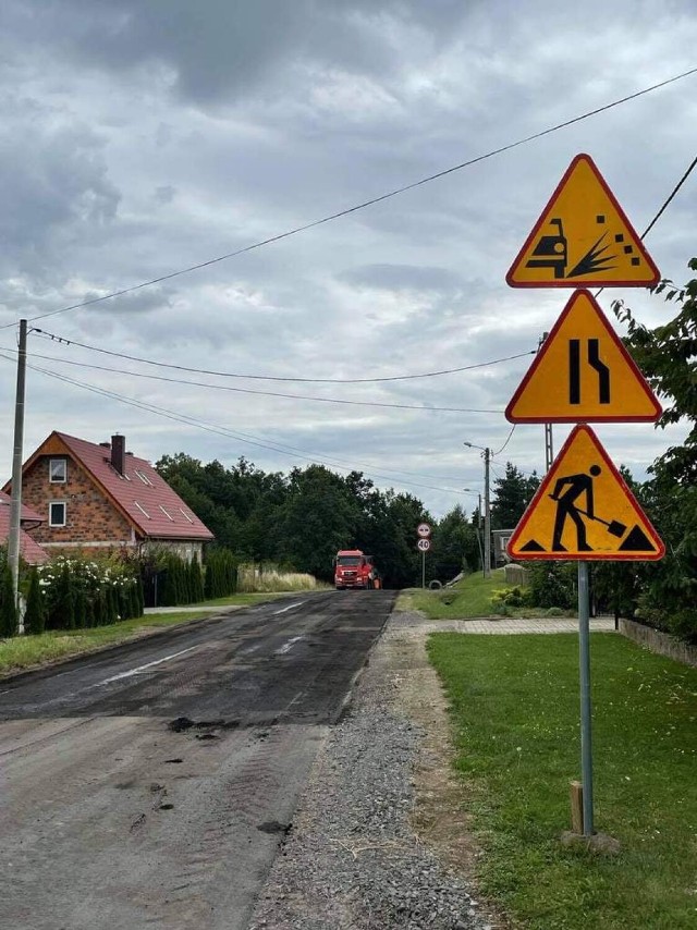 Nyskie starostwo rozpoczęło remont drogi z Paczkowa do Kozielna. To pierwszy etap inwestycji.