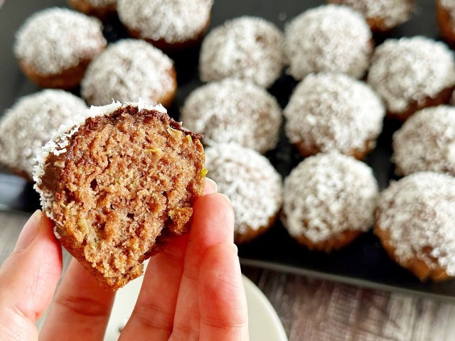 Pyszne muffinki z cukinii, ozdobione czekoladą i wiórkami kokosowymi. Zobacz, jak prosto i szybko możesz przygotować taki wyśmienity deser. Po prostu palce lizać! Kliknij galerię i przesuwaj zdjęcia strzałkami lub gestem.