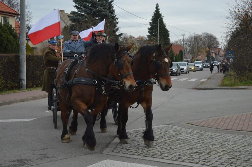 Święto Niepodległości w gminie Pszczółki. Mieszkańcy świętowali wraz z Piłsudskim i legionistami |ZDJĘCIA