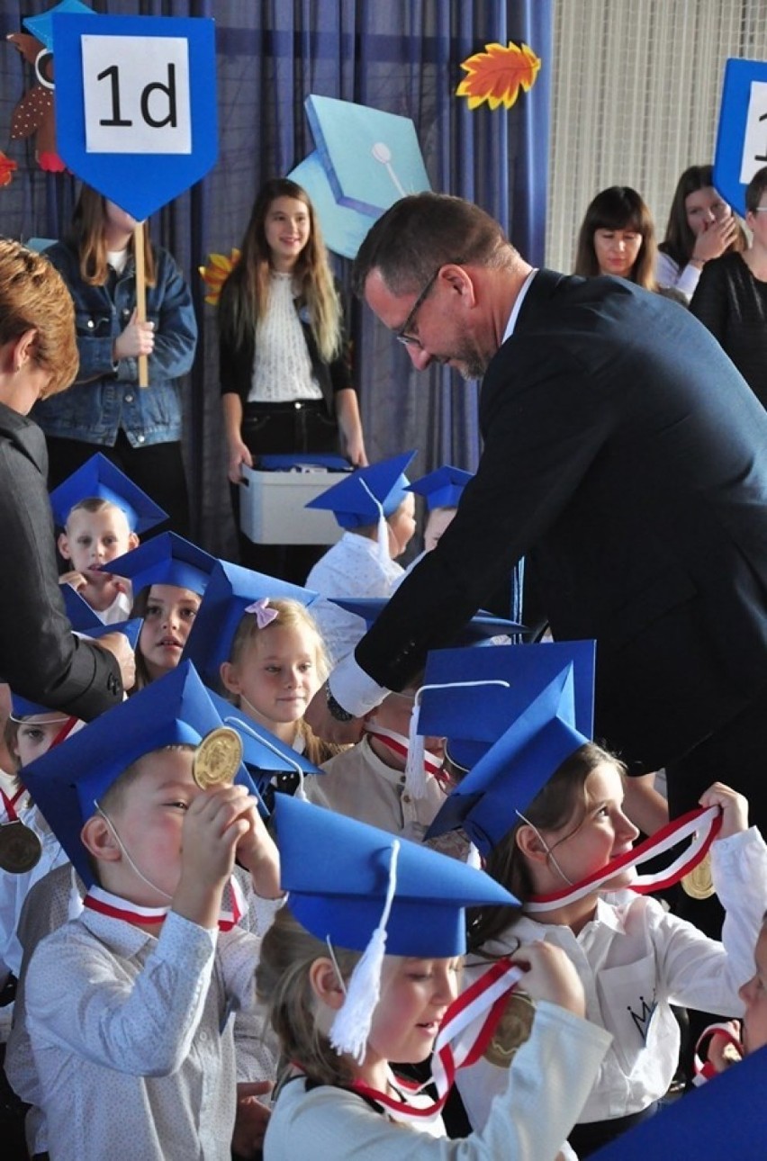 Ślubowanie klas pierwszych w Zespole Szkół Miejskich w...