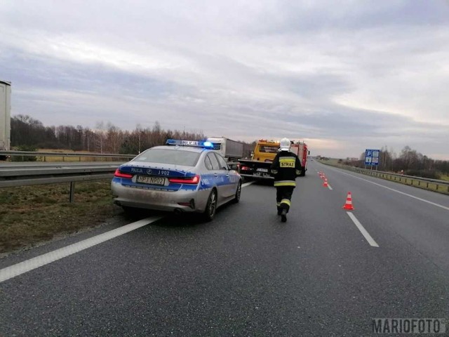 Renault wjechało w bariery energochłonne na autostradzie A4 na terenie powiatu opolskiego