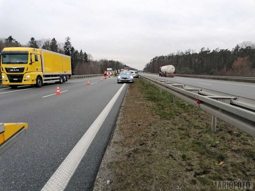 Renault wjechało w bariery energochłonne na autostradzie A4...