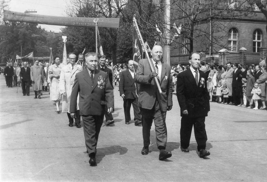 1 maja 1960 Pochód pierwszomajowy podąża al. Niepodległości.
