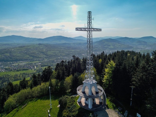 Krzyż Milenijny na Miejskiej Górze w Limanowej. Znajduje się na szczycie Miejskiej Góry (716 m n.p.m). Upamiętnia on 2000-lecie chrześcijaństwa oraz przejście naszego pokolenia w XXI wiek. Konstrukcja krzyża mierzy 37 metrów, zaś rozpiętość ramion sięga 12 metrów.