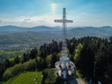 Atrakcje Ziemi Limanowskiej. Sprawdź gdzie warto wybrać się na weekend i aktywnie spędzić czas. Monumentalny krzyż i jaskinia