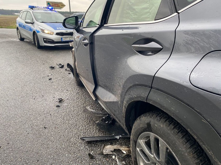 Wypadek w okolicy Wieruszowa. Czołowo zderzyły się samochody osobowe 