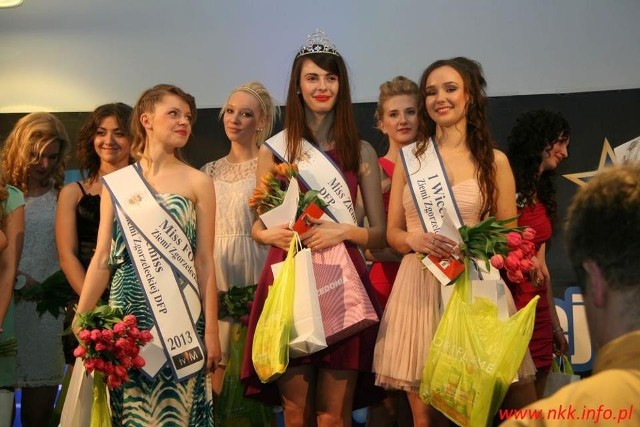 Emilia Chrulenko (w środku) Miss Ziemi Zgorzeleckiej w towarzystwie dwóch Wice Miss