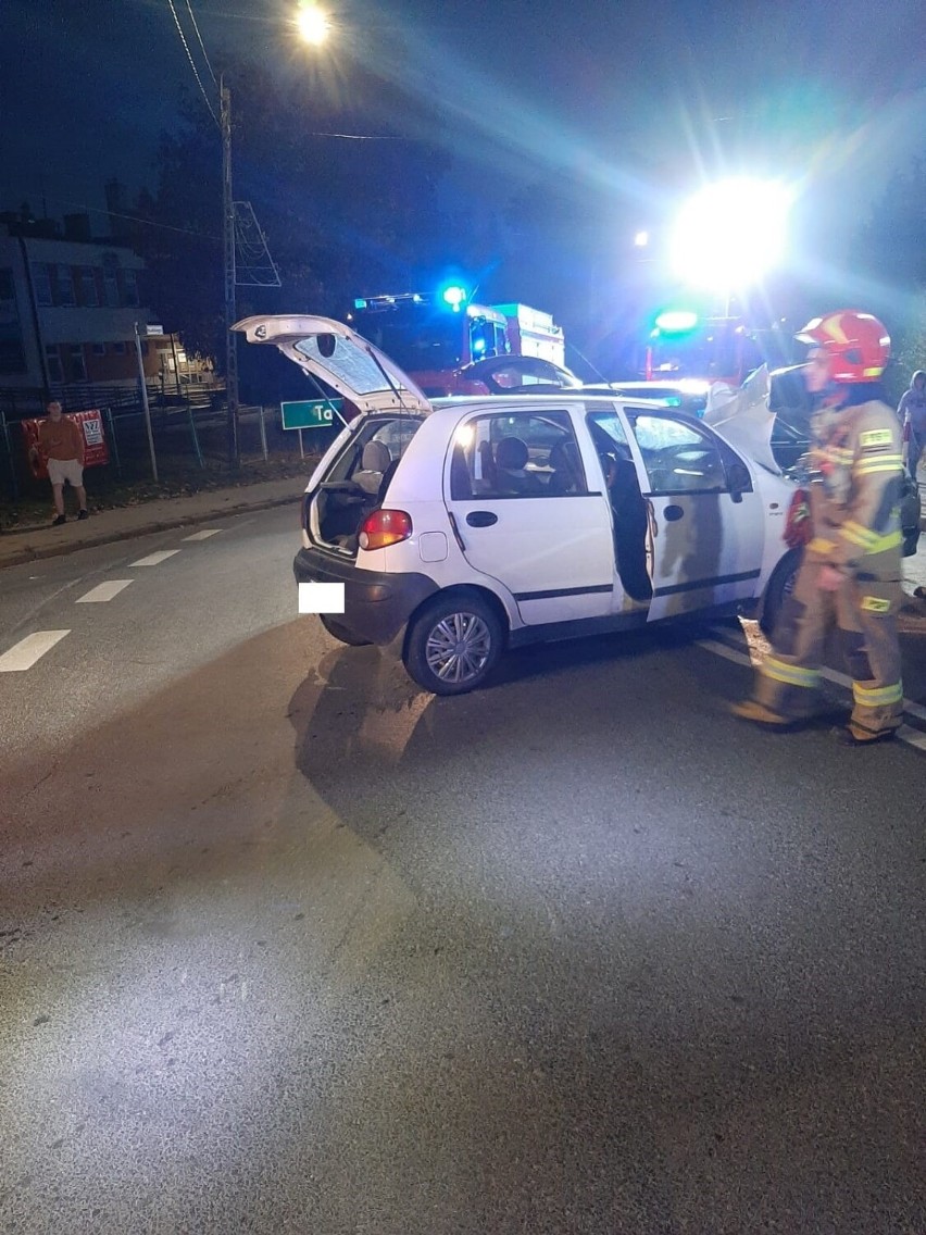 Wypadek na skrzyżowaniu w centrum Dąbrowy Tarnowskiej. Dwie osobówki zderzyły się u zbiegu ulic 1 Maja i Piłsudskiego. Zdjęcia z wypadku