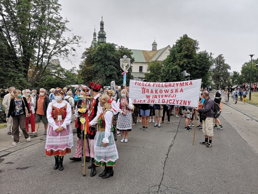 Piesza Pielgrzymka Krakowska po raz 40. wyruszyła z Wawelu na maryjny szlak [ZDJĘCIA]