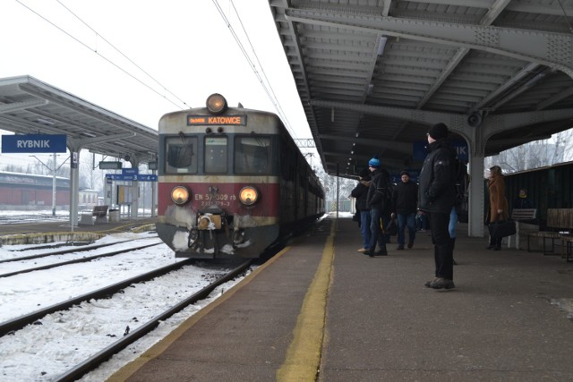 Pasażerowie przyznają, że z szybszych pociągów będą korzystać częściej (na zdjęciach dworzec w Rybniku)

ZOBACZ TEŻ: Polub nas na Facebooku i bądź na bieżąco z informacjami z Raciborza i okolic! [KLIKNIJ W LINK]