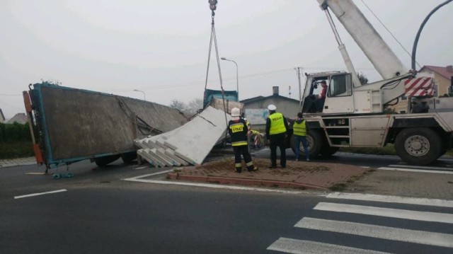 Kierujący pojazdem ciężarowym podczas przejazdu przez rondo w miejscowości Ruda na DK11 zgubił część ładunku. 

WIĘCEJ: Kierowca ciężarówki zgubił część ładunku