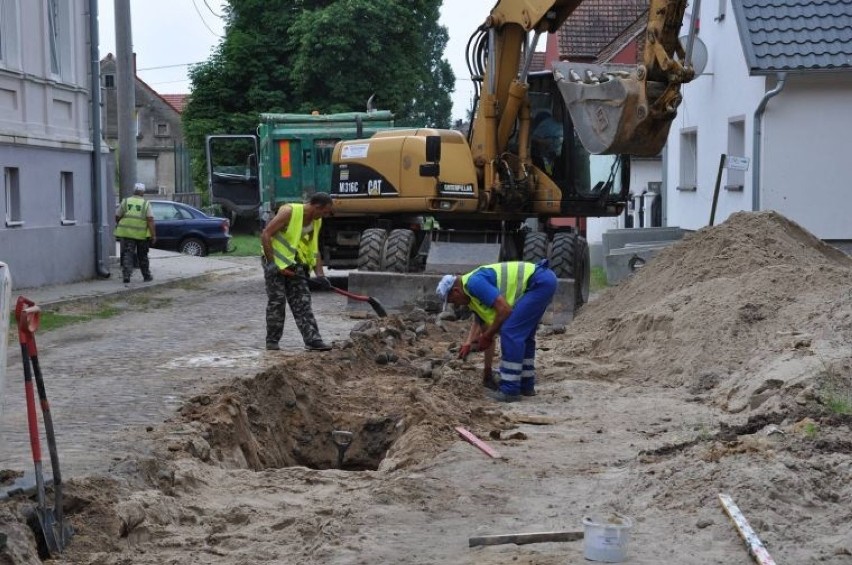 Budowa kanalizacji w Pałcku postępuje. Inwestycja ma być gotowa jeszcze w tym roku [zdjęcia]