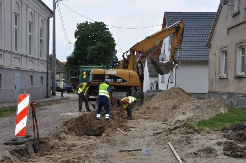 Budowa kanalizacji w Pałcku postępuje. Inwestycja ma być gotowa jeszcze w tym roku [zdjęcia]