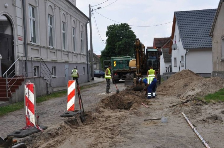 Budowa kanalizacji w Pałcku postępuje. Inwestycja ma być gotowa jeszcze w tym roku [zdjęcia]