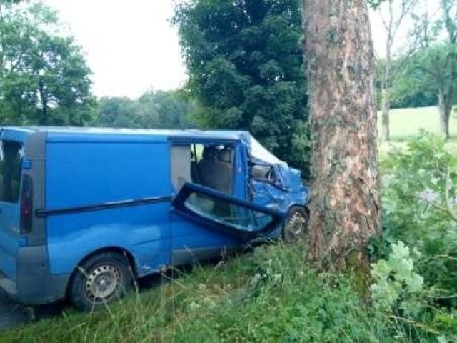 Wypadek na trasie Żegocino-Święcianowo. Po uderzeniu auta w drzewo jedna osoba trafiła do szpitala